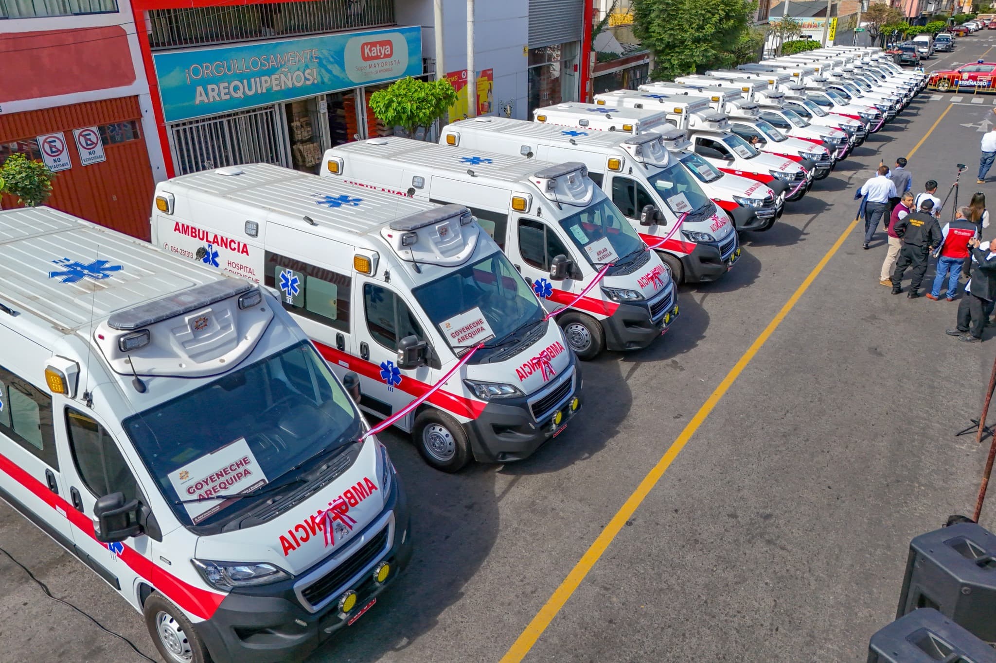 Entregan 17 ambulancias a centros de salud en provincias arequipeñas