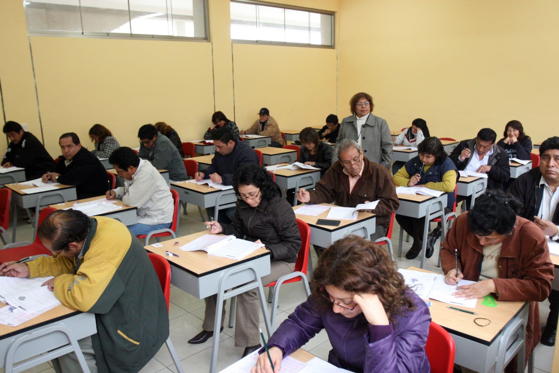 Publican ley que incorpora al magisterio a docentes cesados