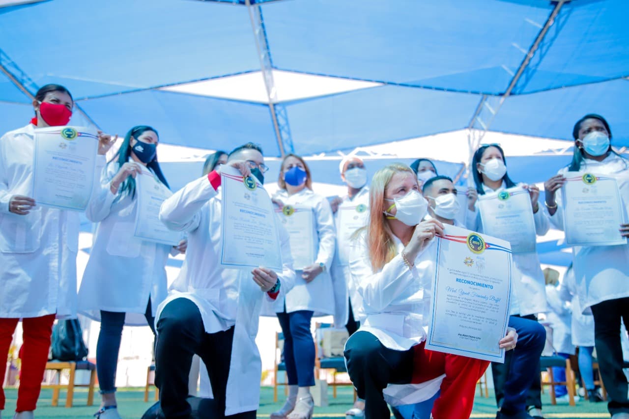 Médicos cubanos concluyen misión contra el coronavirus en Arequipa