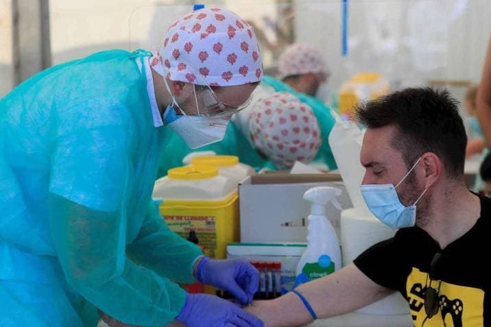 OMS advierte que tras primeras vacunaciones no bajarán casos