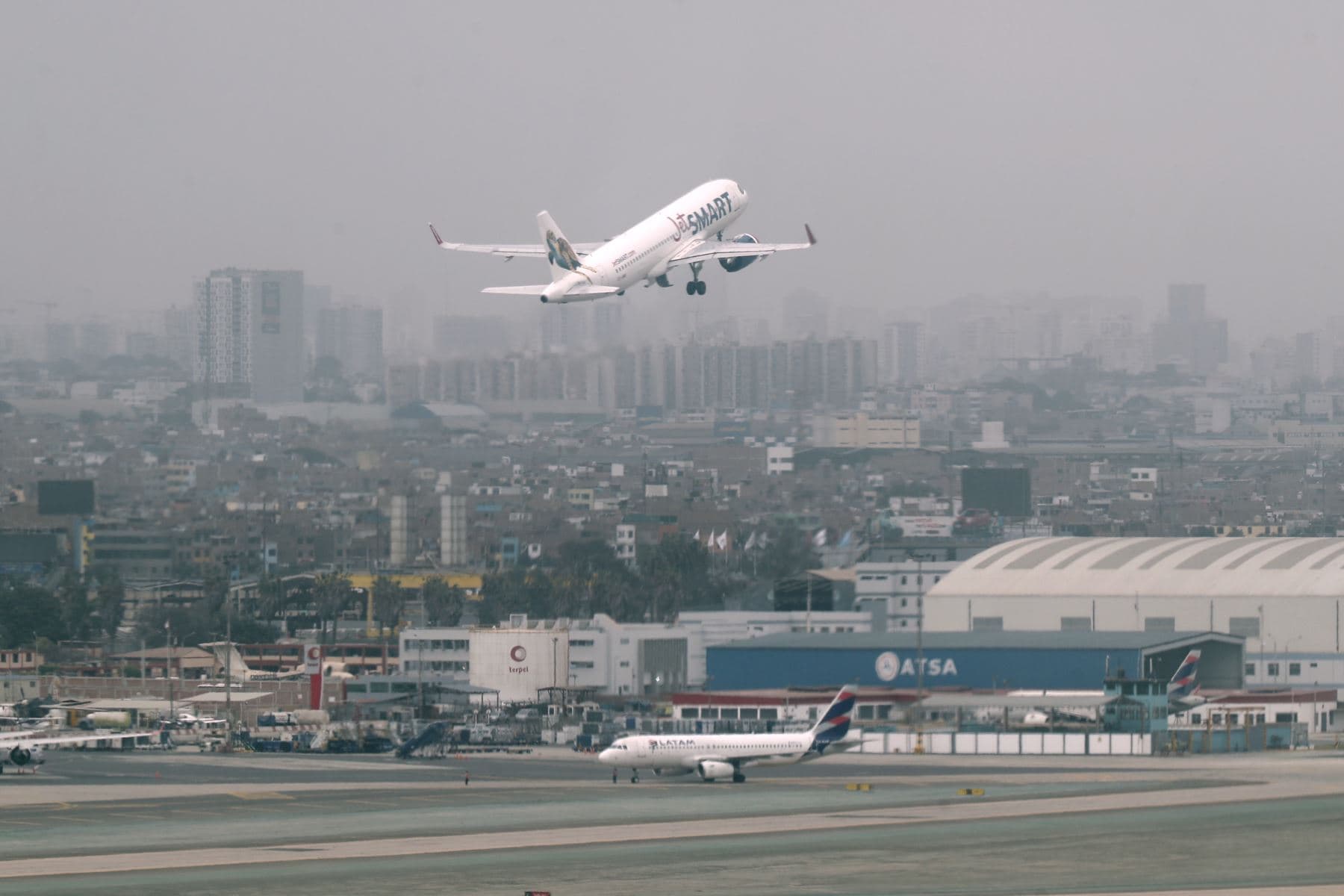 Gobierno peruano busca traer aerolíneas chinas