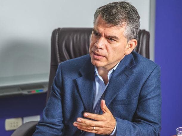 Guzmán promete vacunar a todos este año