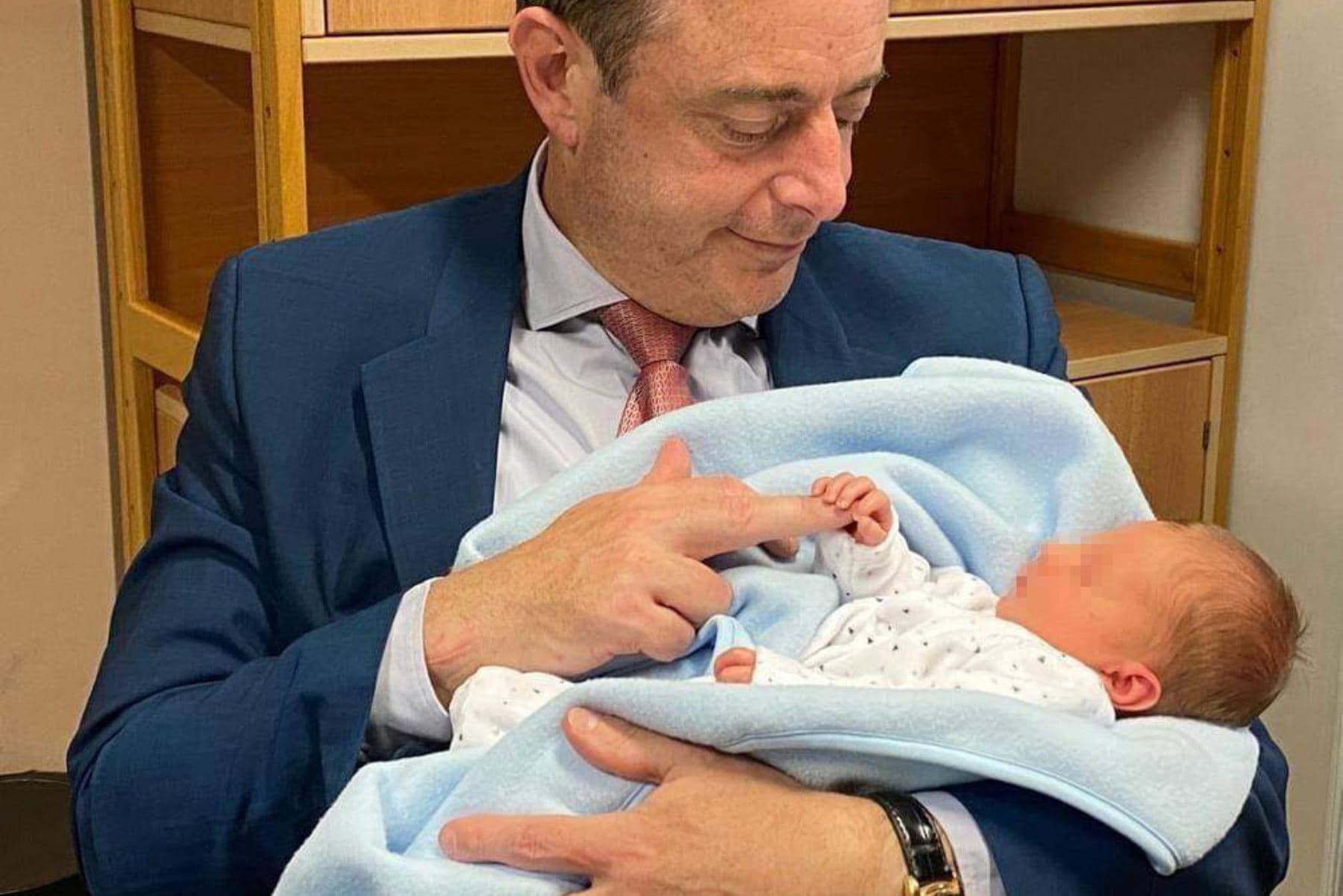 Bélgica: abandonan a recién nacido en "buzón para bebés"