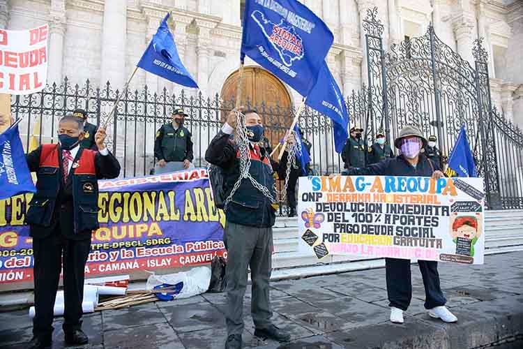 Maestros piden retiro de aportes a la Derrama Magisterial