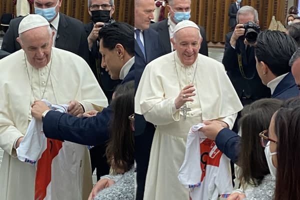 Lapadula entrega camiseta peruana al Papa Francisco
