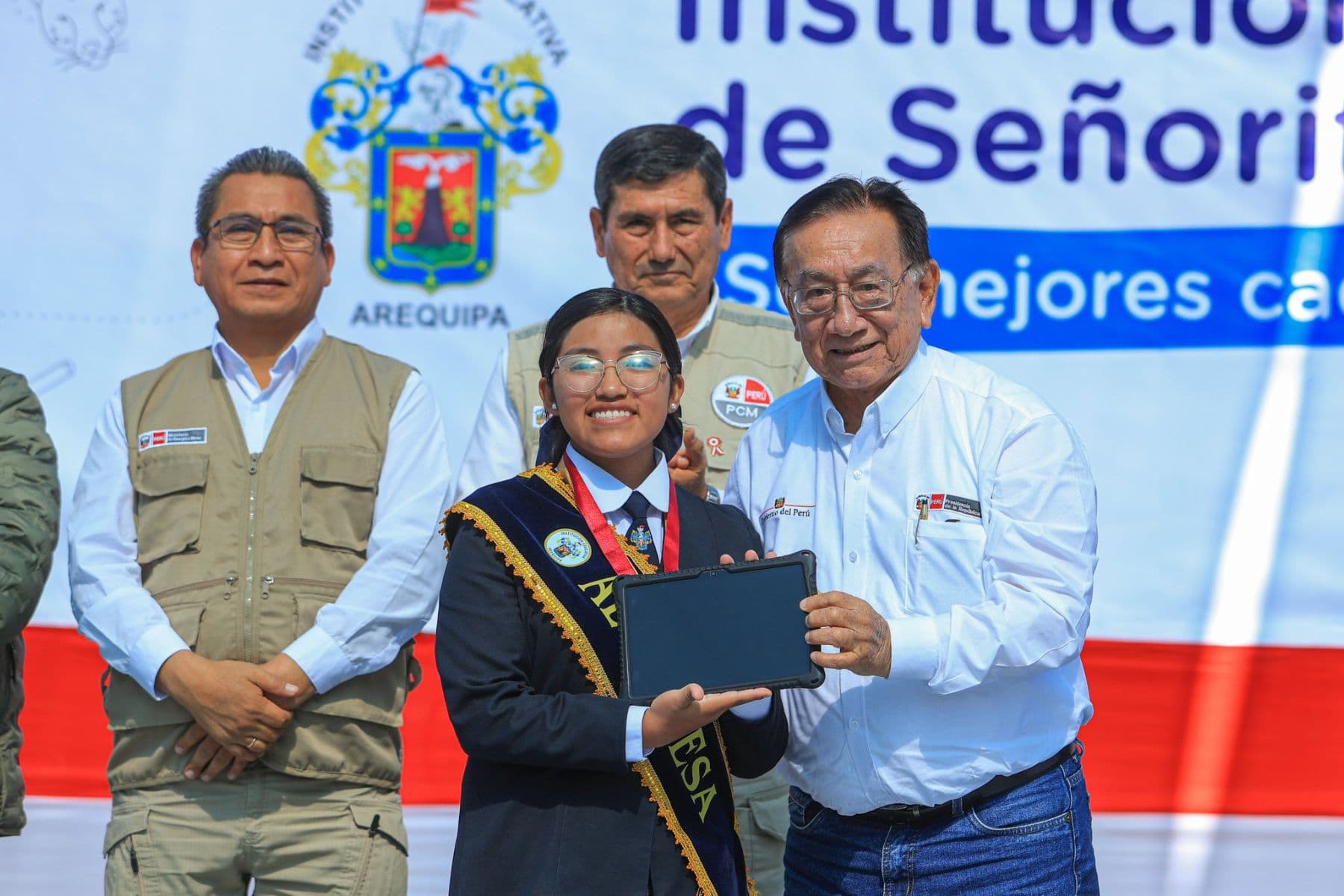 Balcázar entregó más de 550 tablets al colegio Arequipa