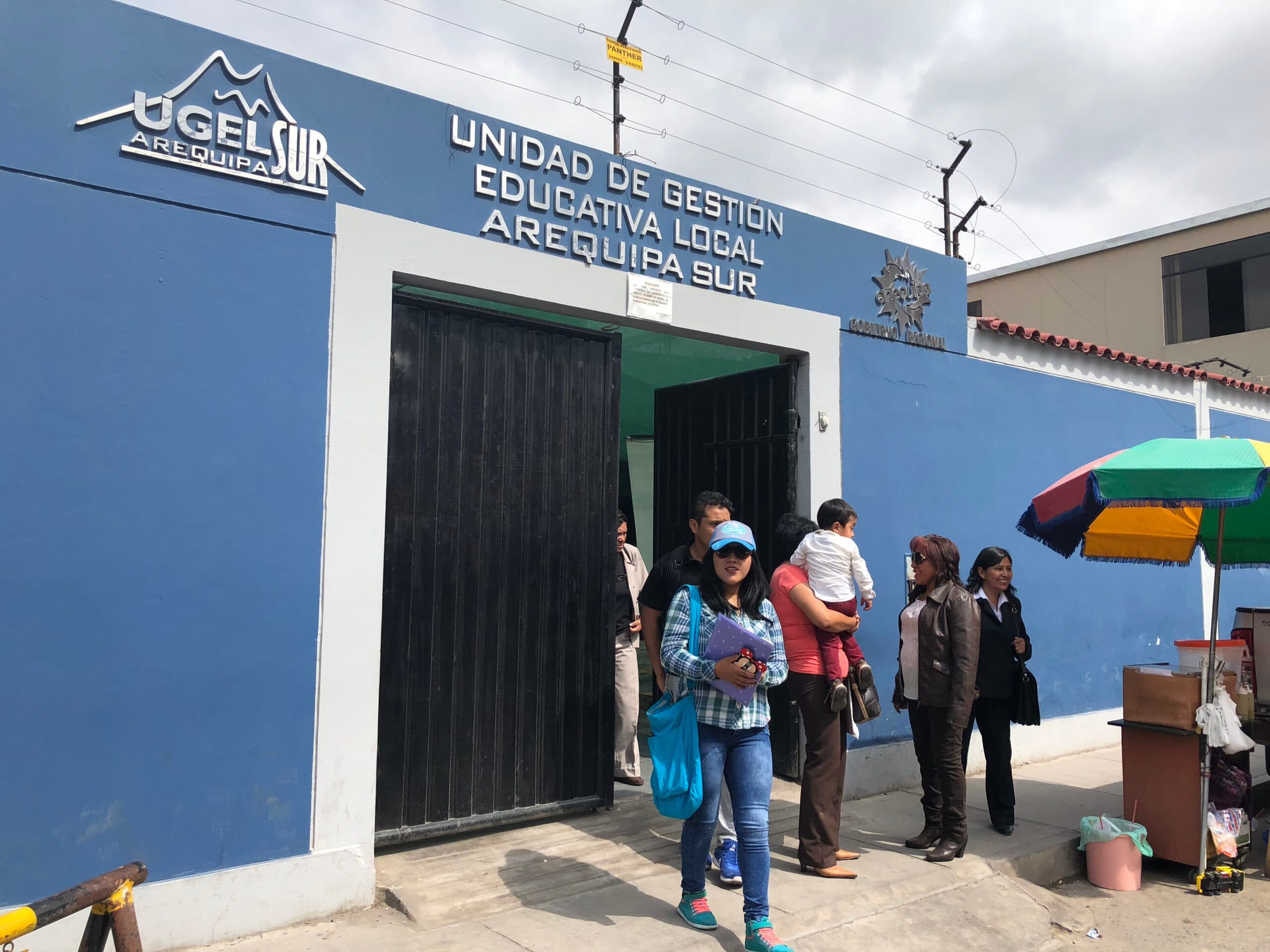 Más de mil maestros reclaman pago pendiente de la CTS