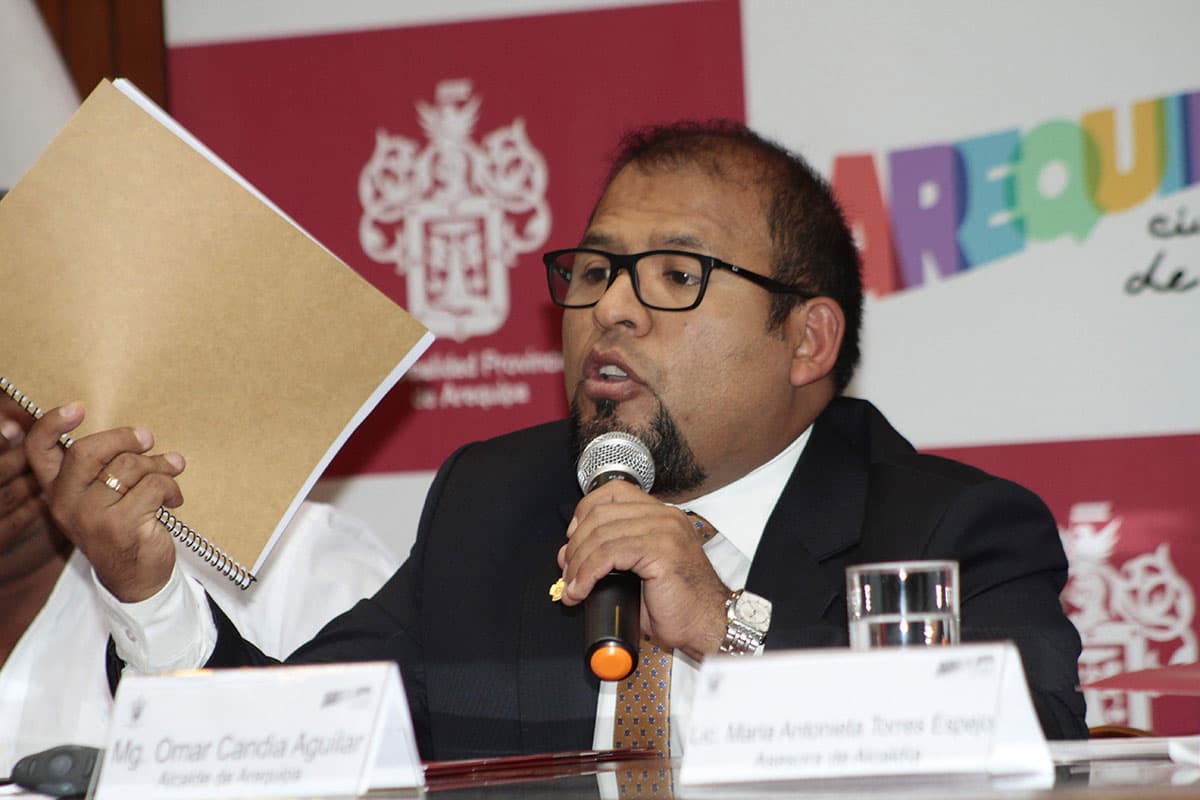 Candia niega suba de pasajes en su gestión