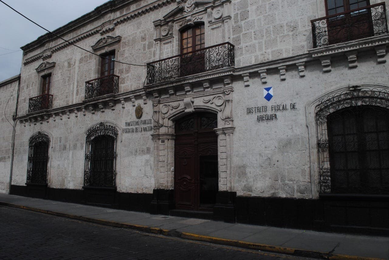 Condenan a médico que causó la muerte de paciente en una cesárea