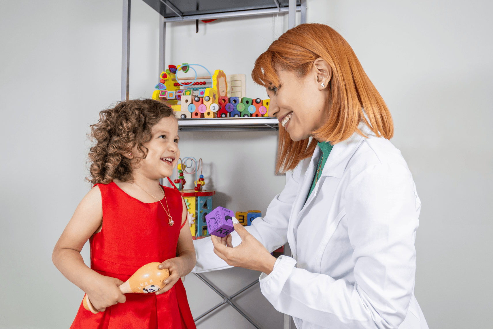 El pediatra no solo debe llevar medicina, sino alegría y sonrisas