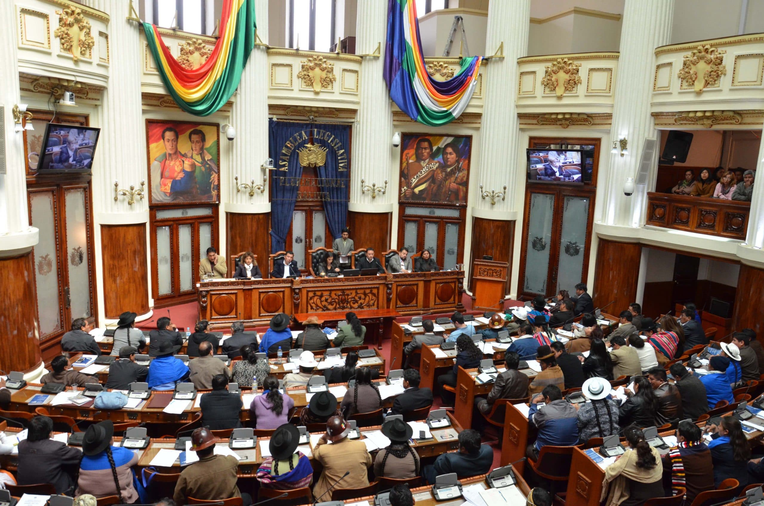 Bolivia aprueba ley para elegir a jueces por voto popular