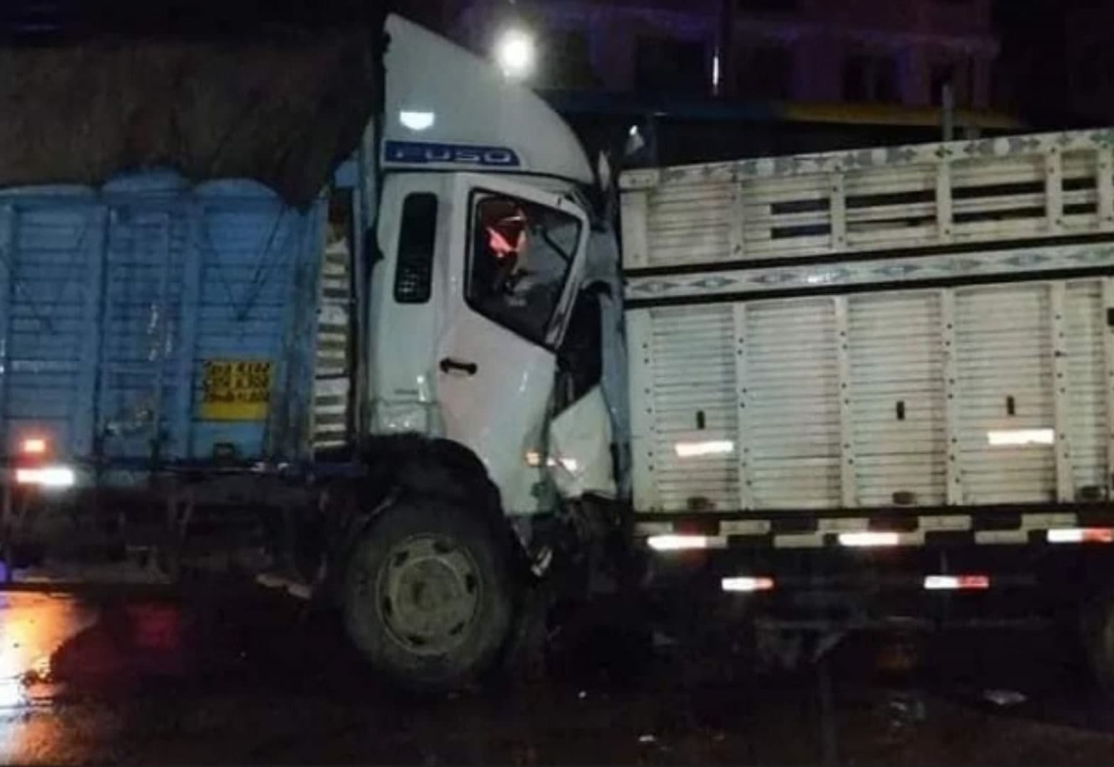 Tres mueren en choque frontal de dos camiones en Cusco