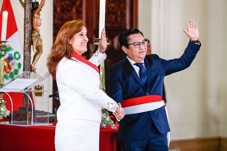 Ministro de Salud dice que hay un afán golpista contra el Gobierno