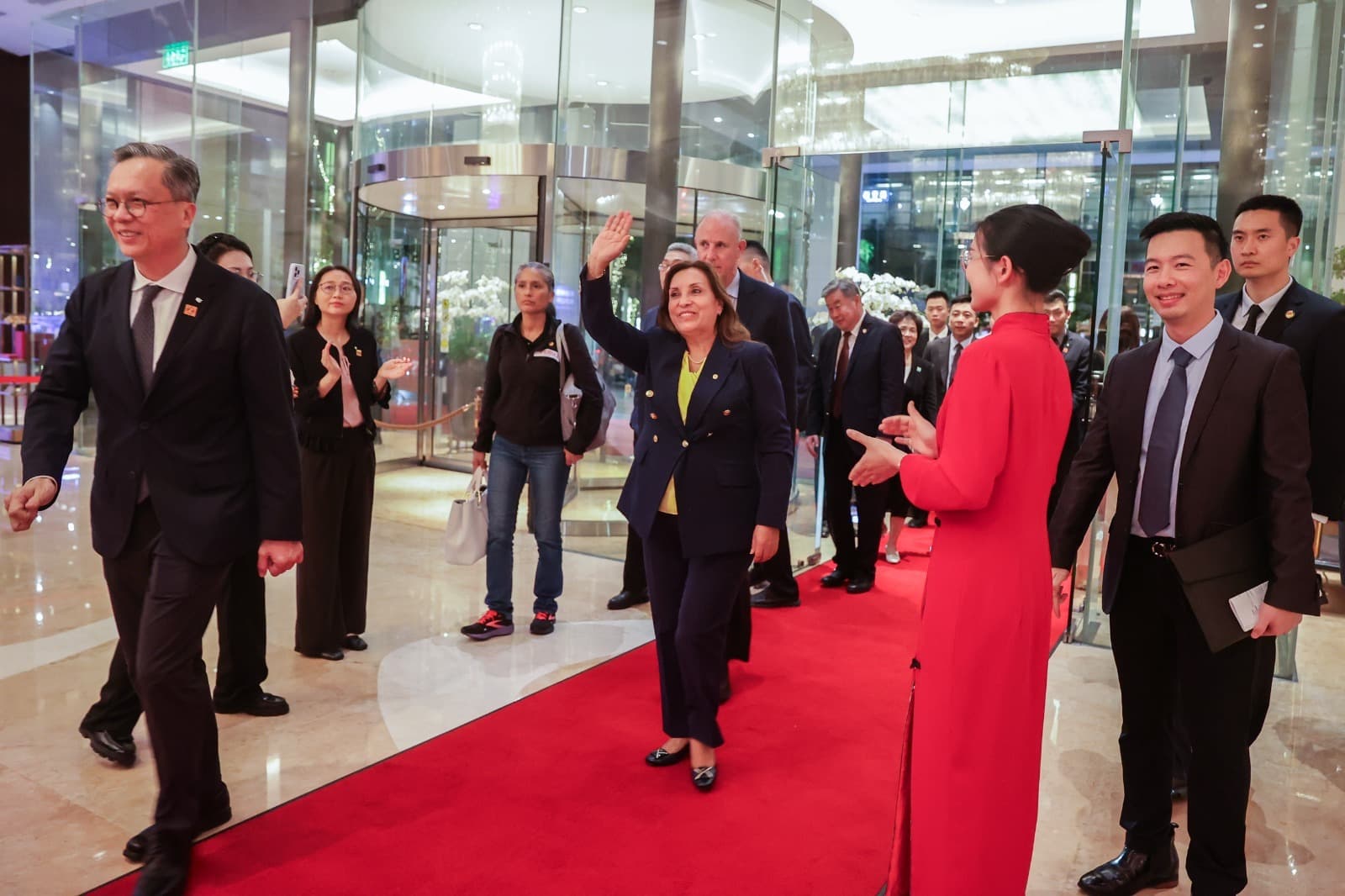 Dina Boluarte llegó junto a delegación de ministros a China
