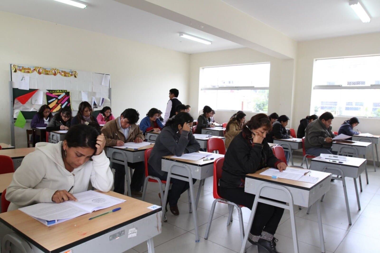 Docentes deben acudir a rendir examen desde las 07:00 horas