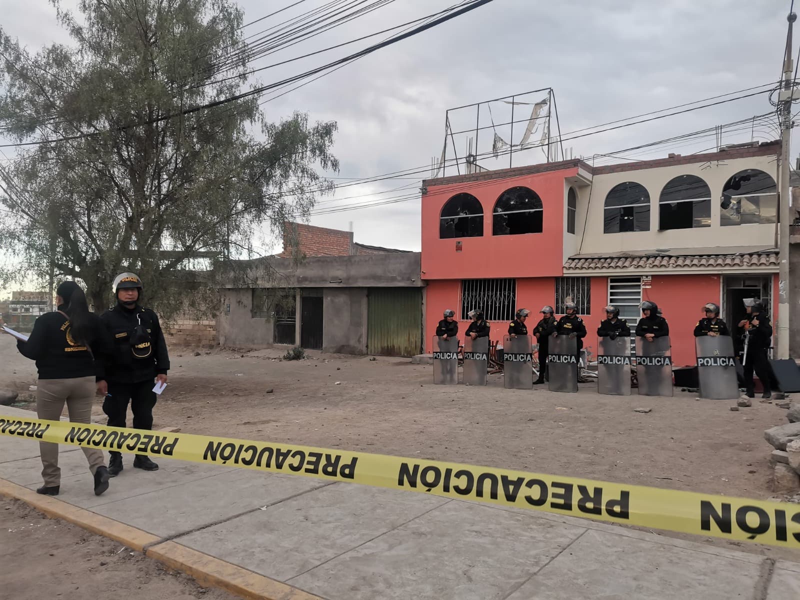 Piden prisión preventiva para policía que abatió a padre e hijo