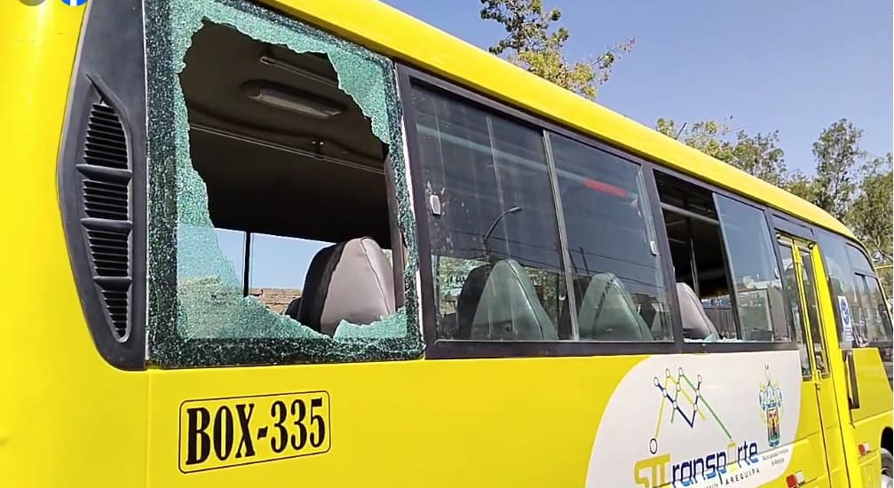 Ciudadanos capturan a extranjero que lanzó piedras a cúster