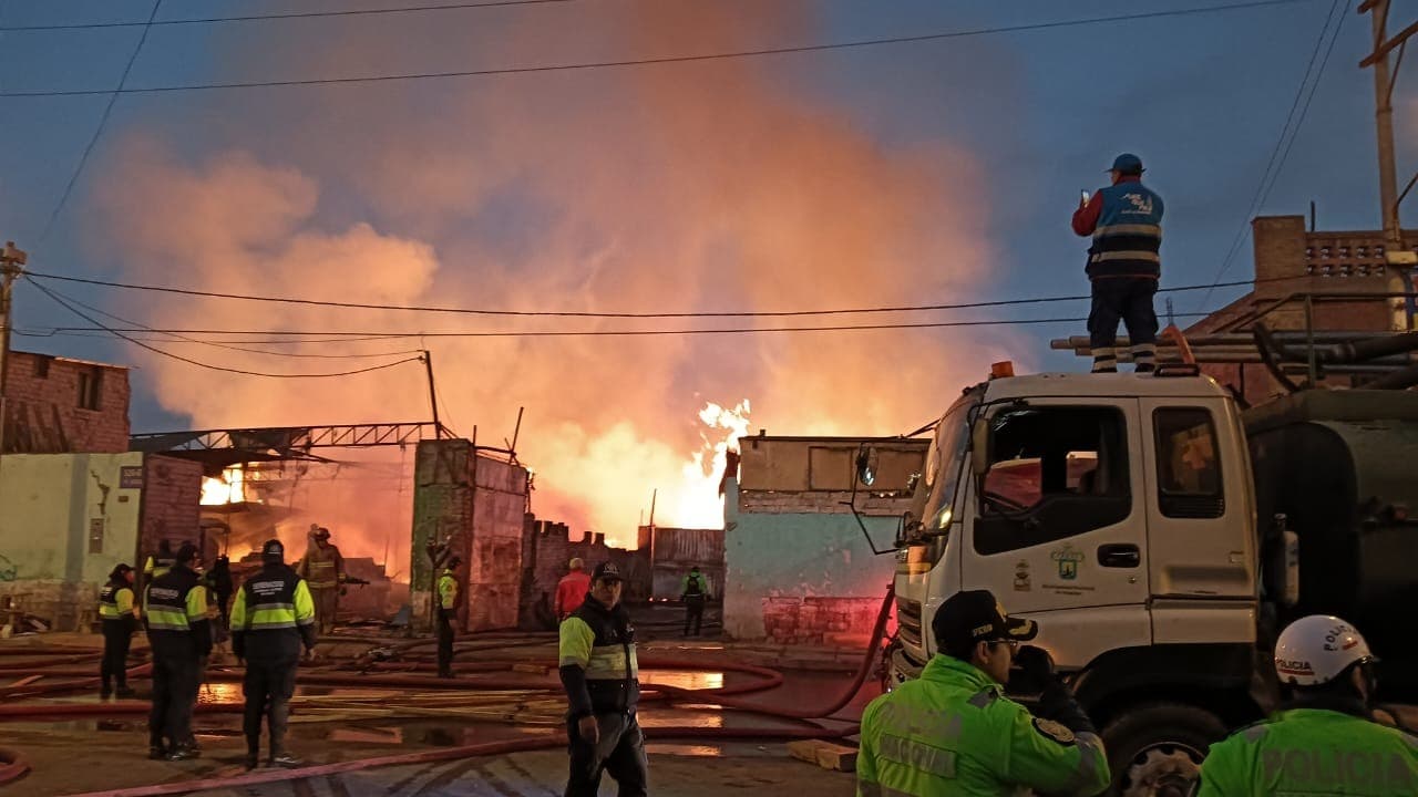 Incendio consume locales de venta de maderas en la av. Jesús