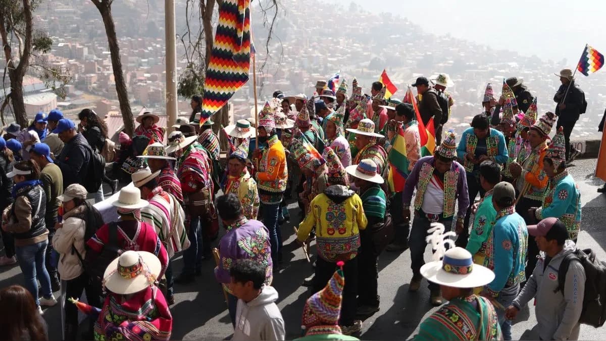 Ponchos rojos piden la renuncia del presidente de Bolivia