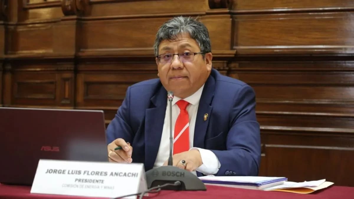 Congreso suspende 30 días a Flores por recorte de salarios