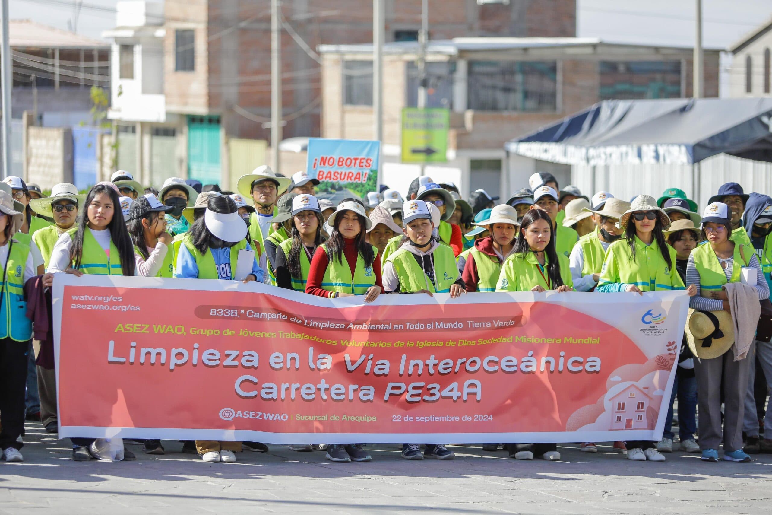 Jóvenes recogieron residuos sólidos en la carretera a Yura