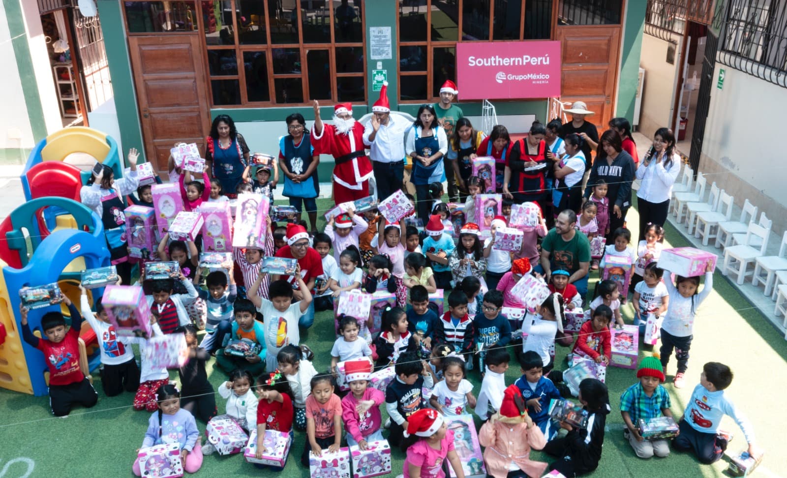 Entregaron más de 4 mil 500 presentes navideños a niños de valle de Tambo