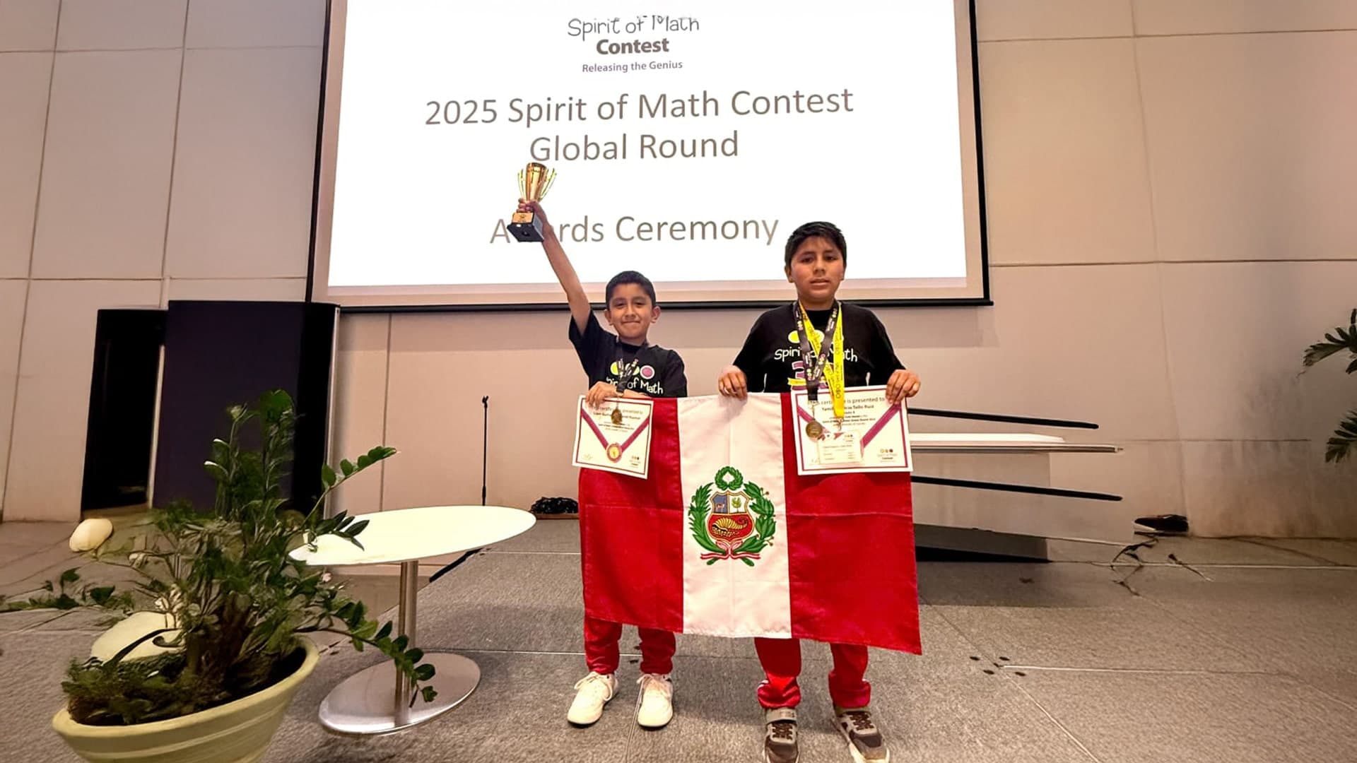Escolares peruanos ganan concurso internacional de matemáticas