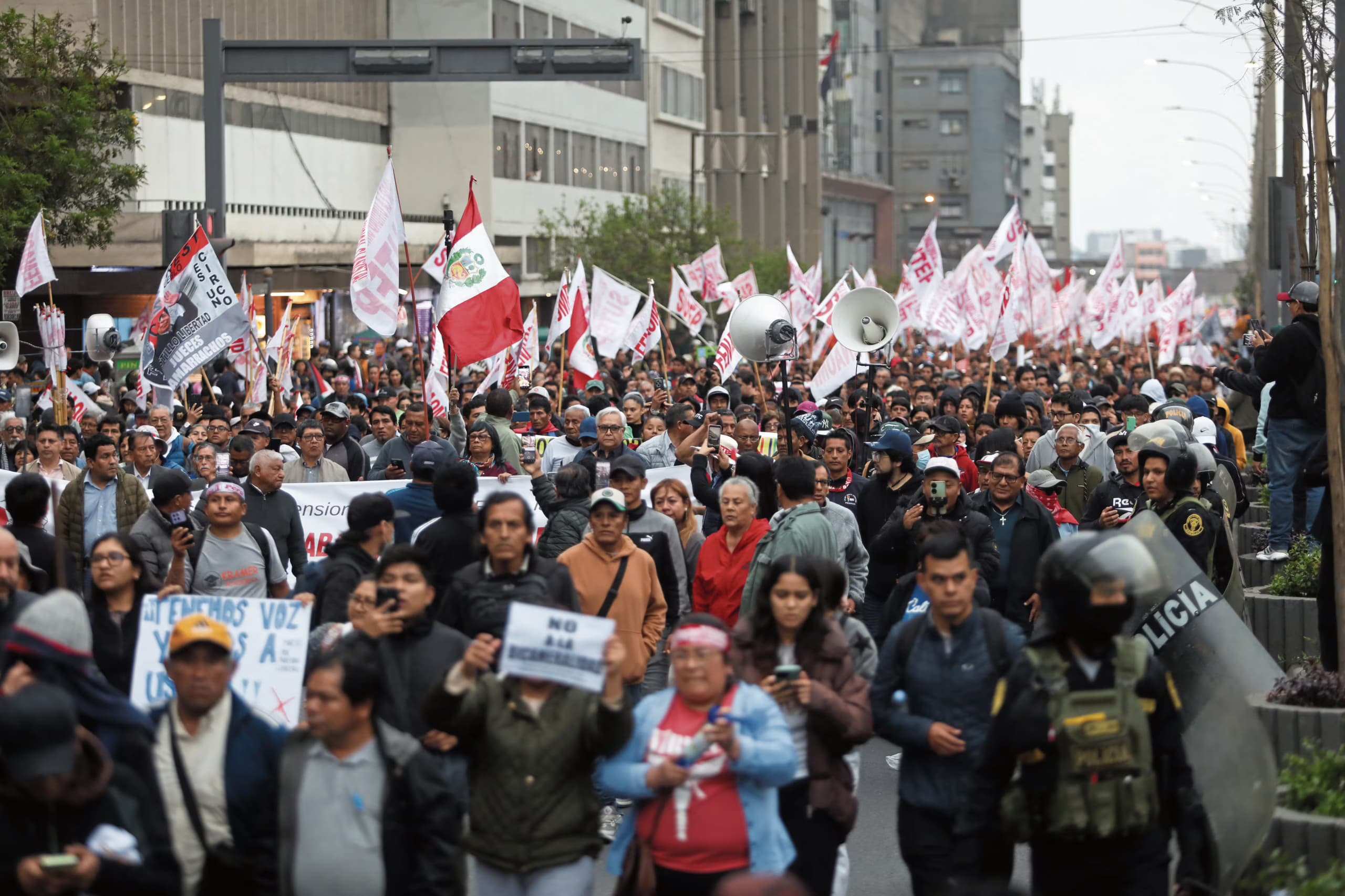 Perú cerró 2025 con un deterioro en la democracia, según HRW