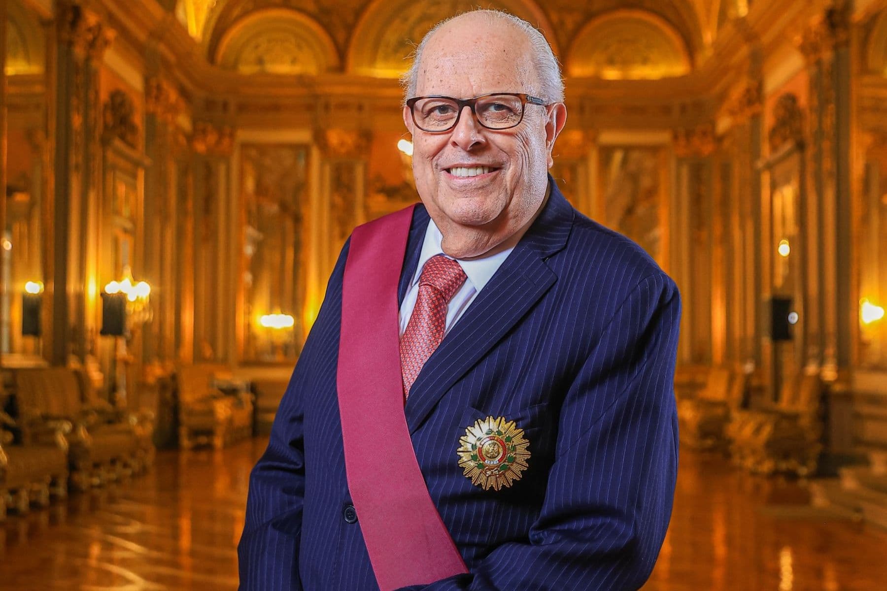 José Balcázar condecora con la Orden del Sol a Julio Velarde