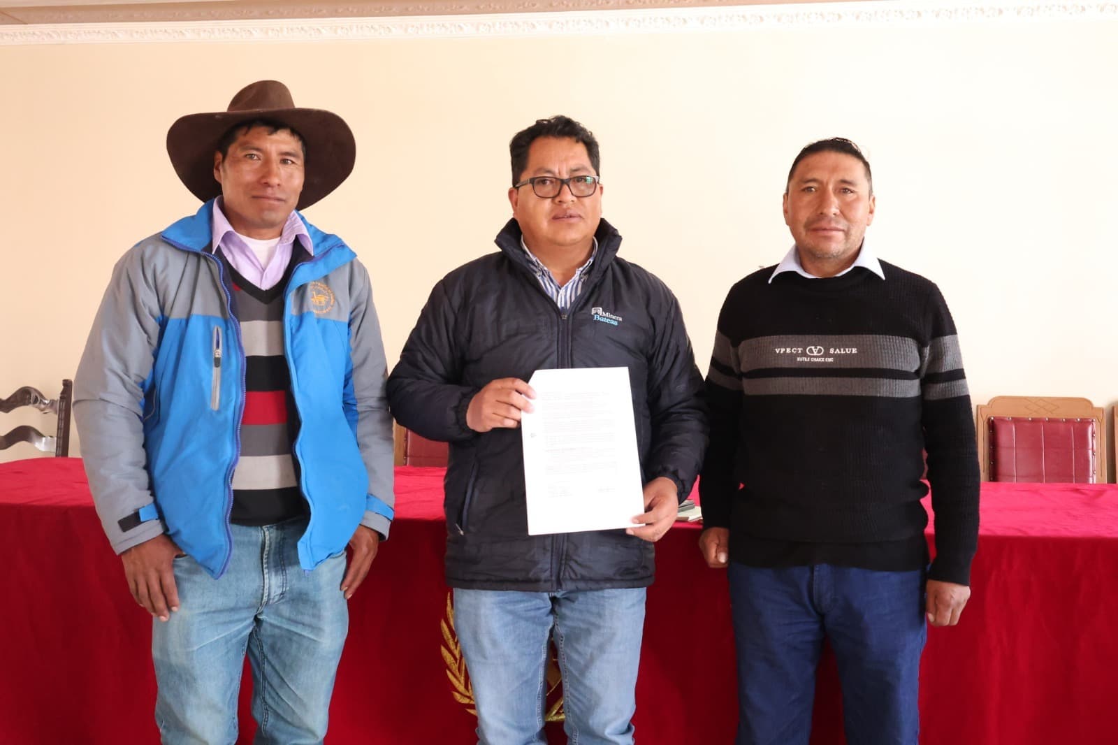 Minera Bateas y otras empresas mejorarán vías en Caylloma tras convenio