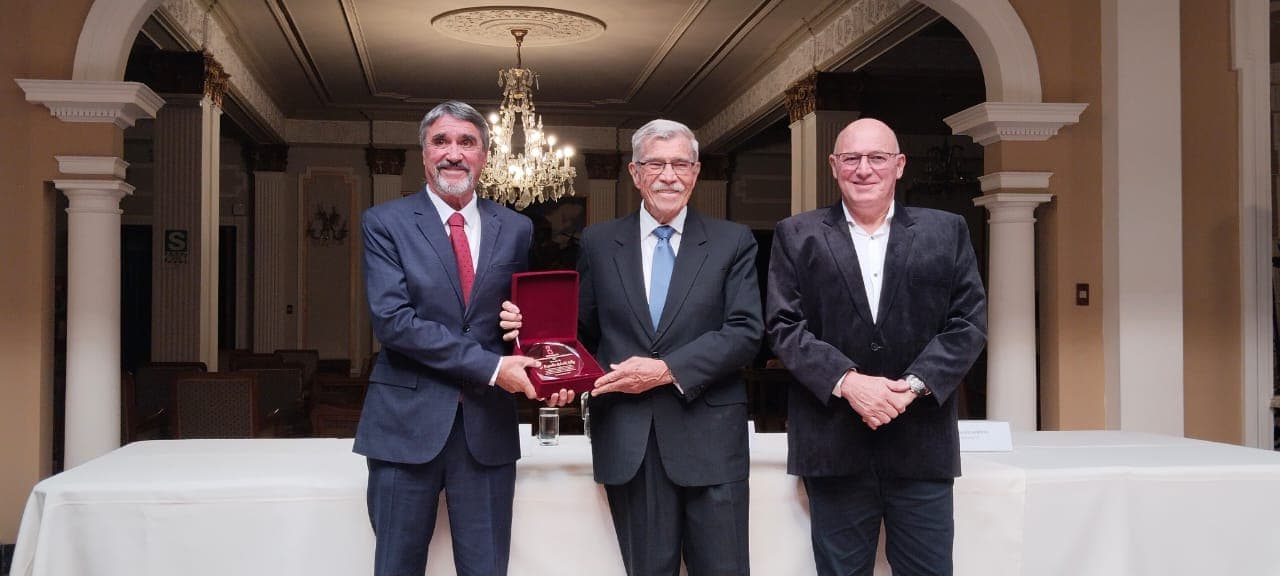 INDP reconoce trayectoria del excongresista arequipeño Reynaldo Roberts Billig