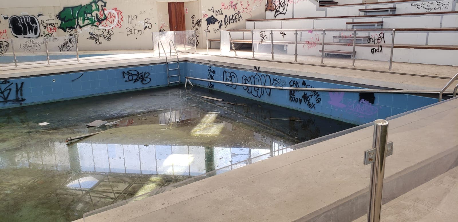 Contraloría alerta abandono de piscina y parque en Paucarpata