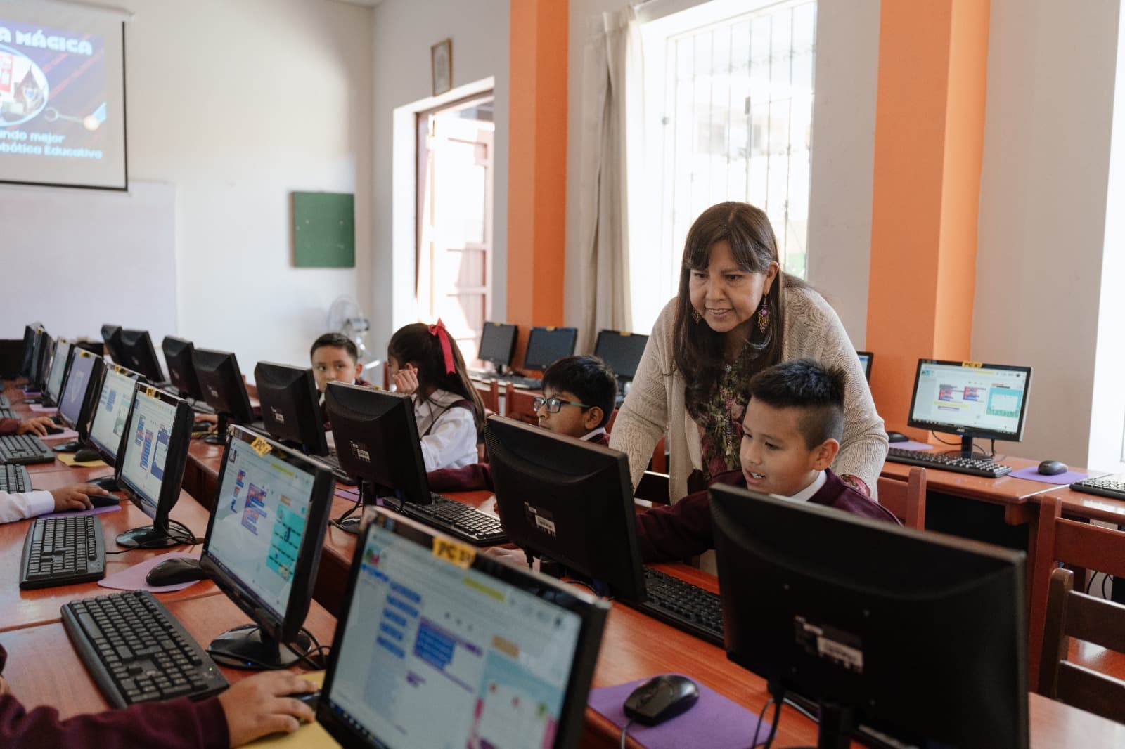 Fundación Telefónica beneficiará a 800 mil con programas educativos