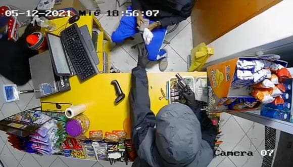 Arequipa: cámaras de seguridad captan asalto a mano armada en tienda