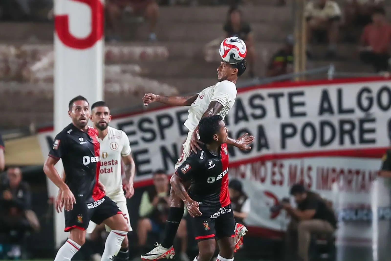 Melgar recibe a Universitario en duelo clave del Apertura