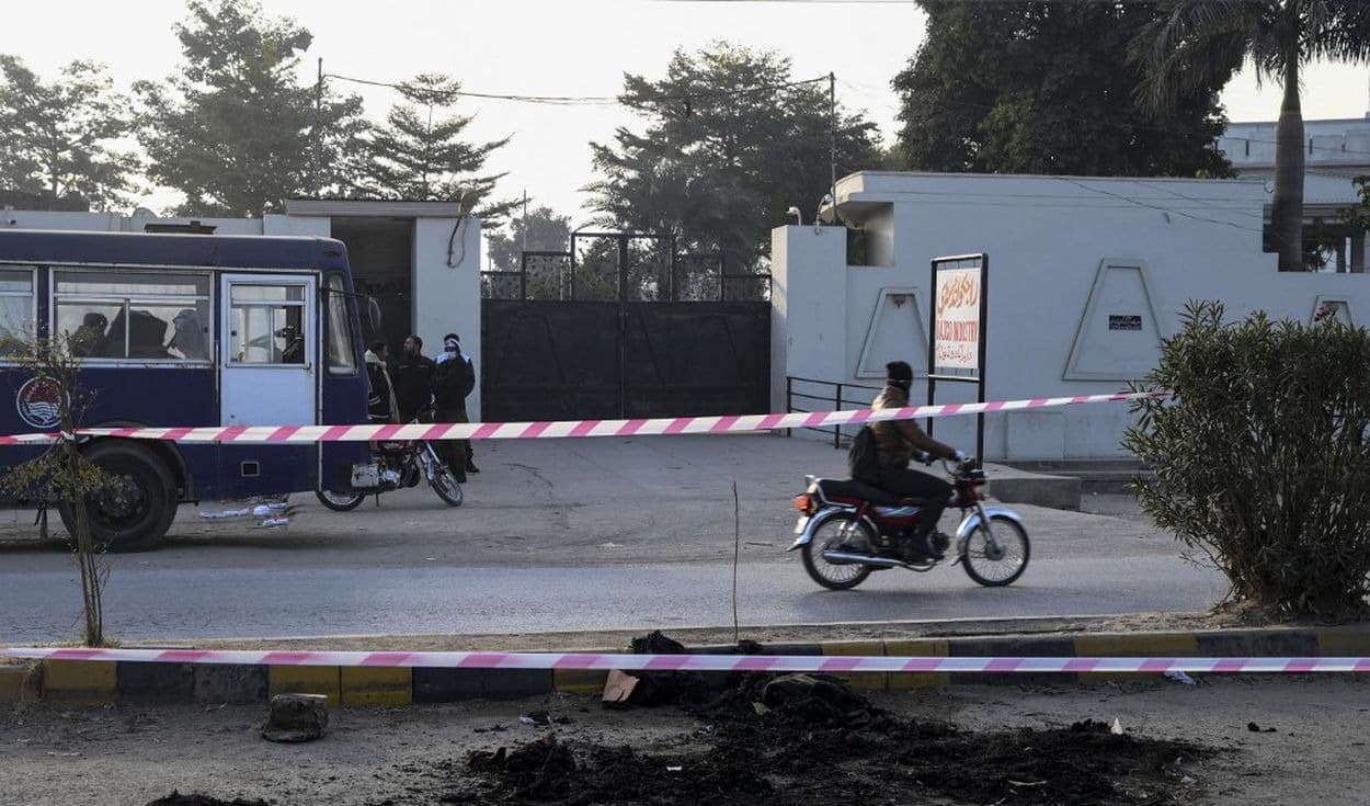 Linchan y queman vivo a pakistaní acusado de blasfemia