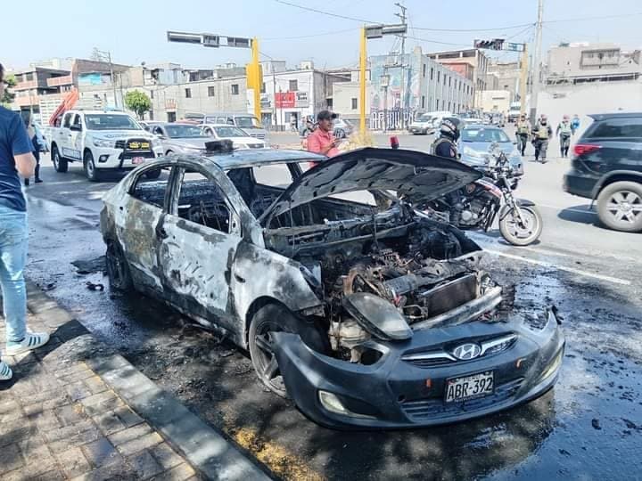 Auto queda inservible tras incendiarse en la avenida La Marina