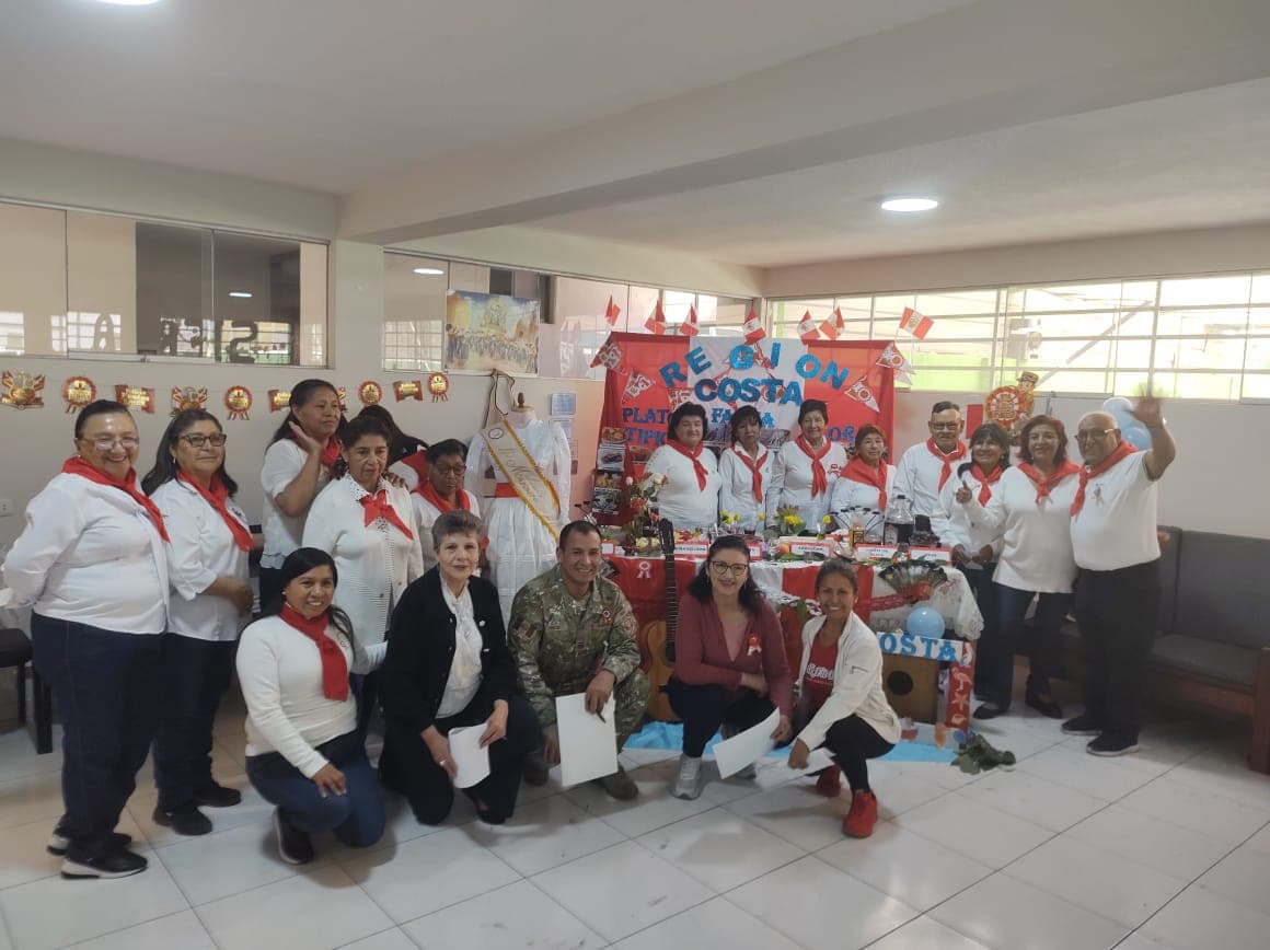 Adultos mayores rindieron homenaje al Perú