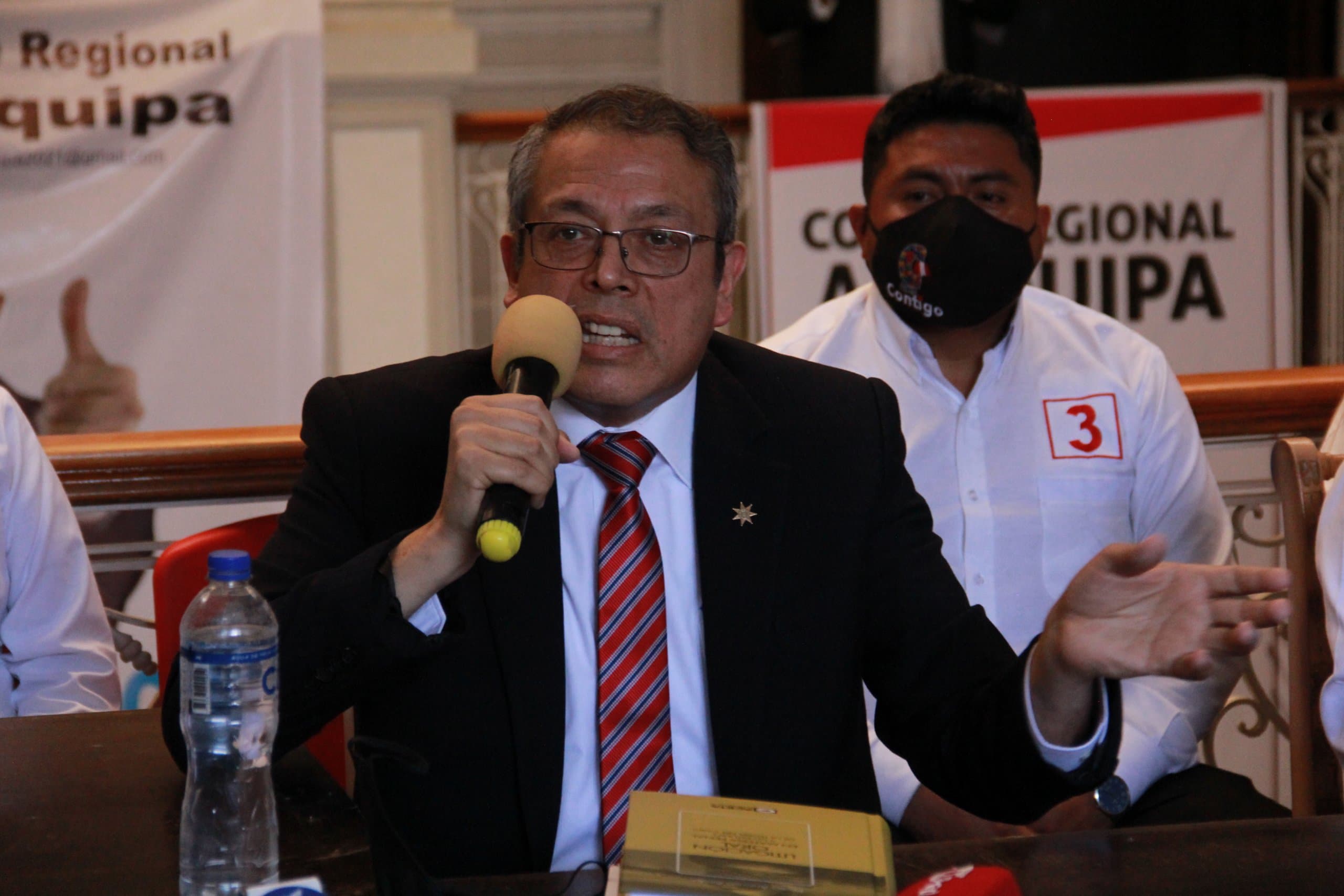 Candidato presidencial critica a Elmer Cáceres