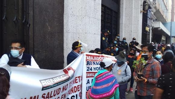 Trabajadores de la Reniec realizaron paro de 24 horas