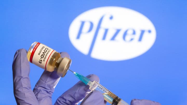 Pfizer señala que se necesitaría una tercera vacuna