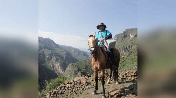 La Unión: Más de ocho horas a caballo para vacunar a los más necesitados