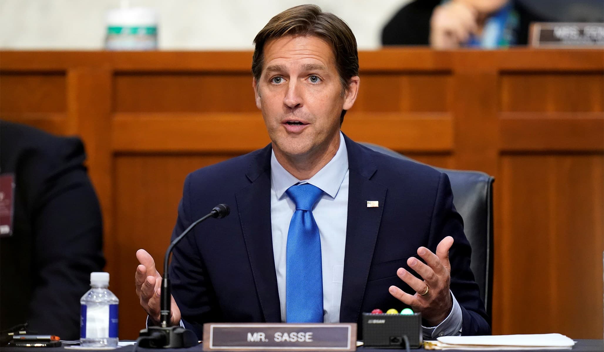 Senador dice que Trump "lame el trasero de los dictadores"