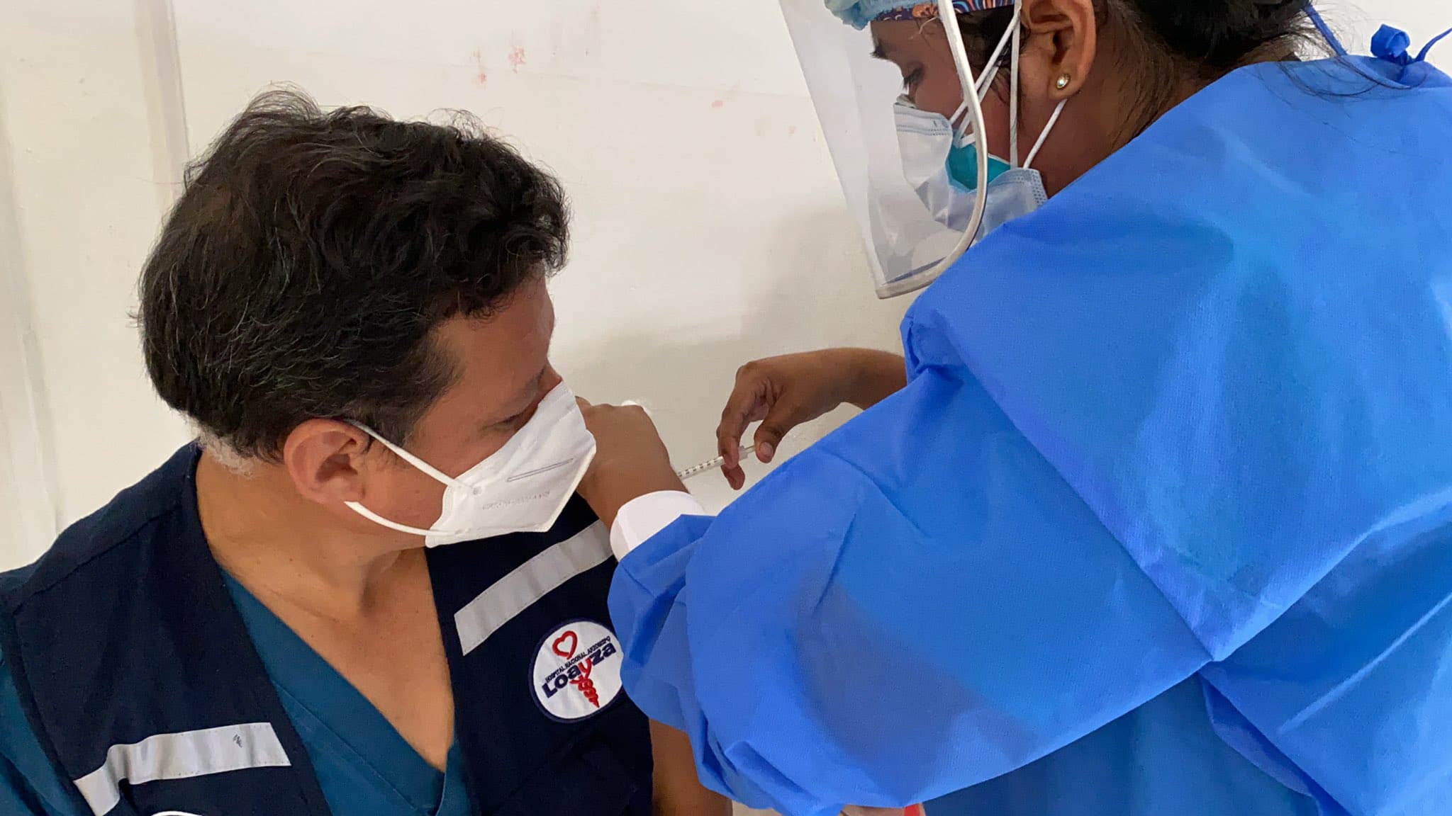 Médicos reciben vacuna contra la COVID-19