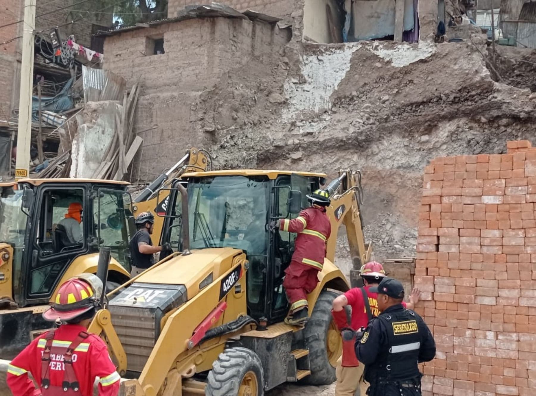 Padre e hijo pierden la vida tras derrumbe en obra en Ayacucho