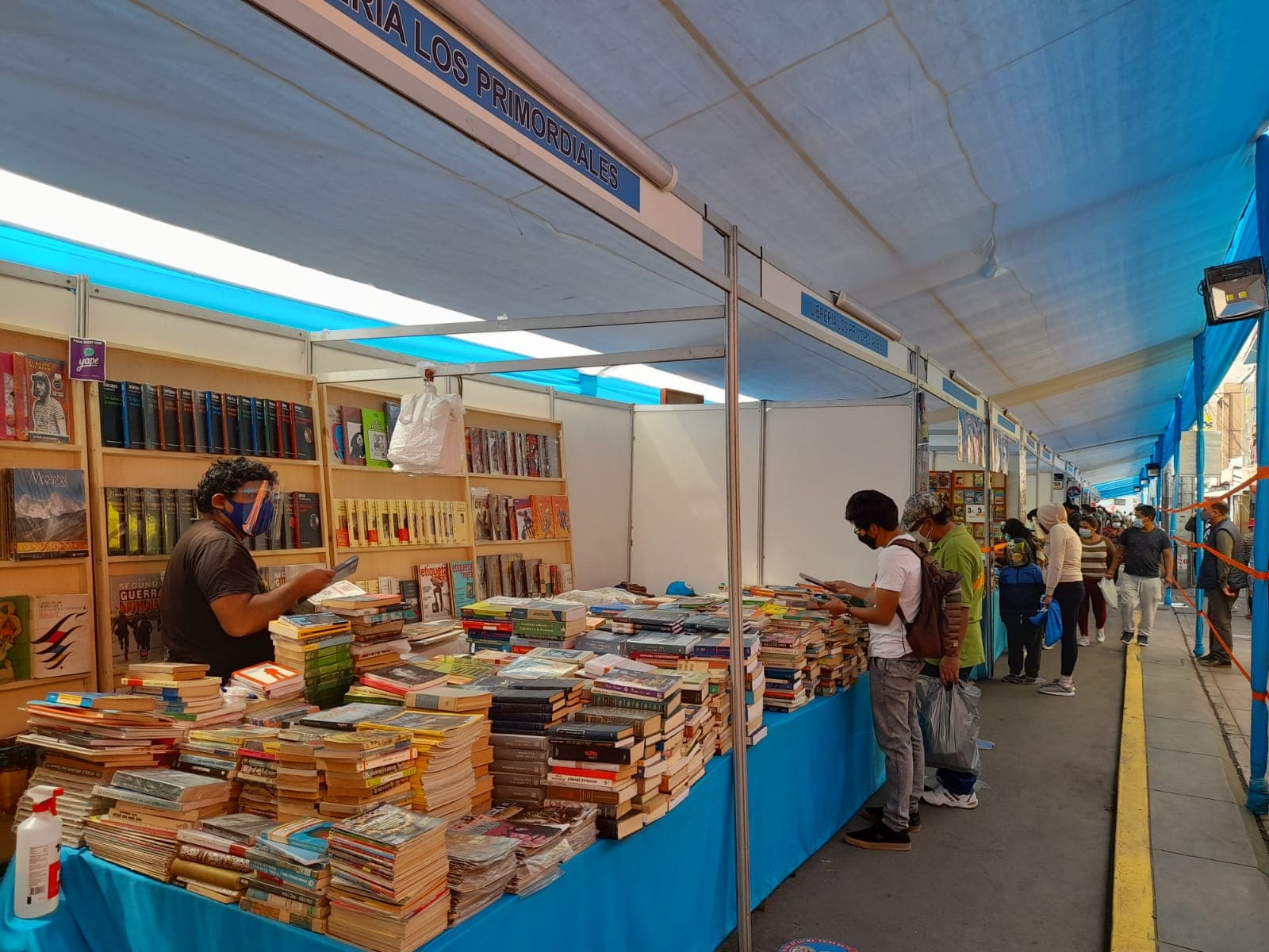 Caymeños realizan Feria del Libro