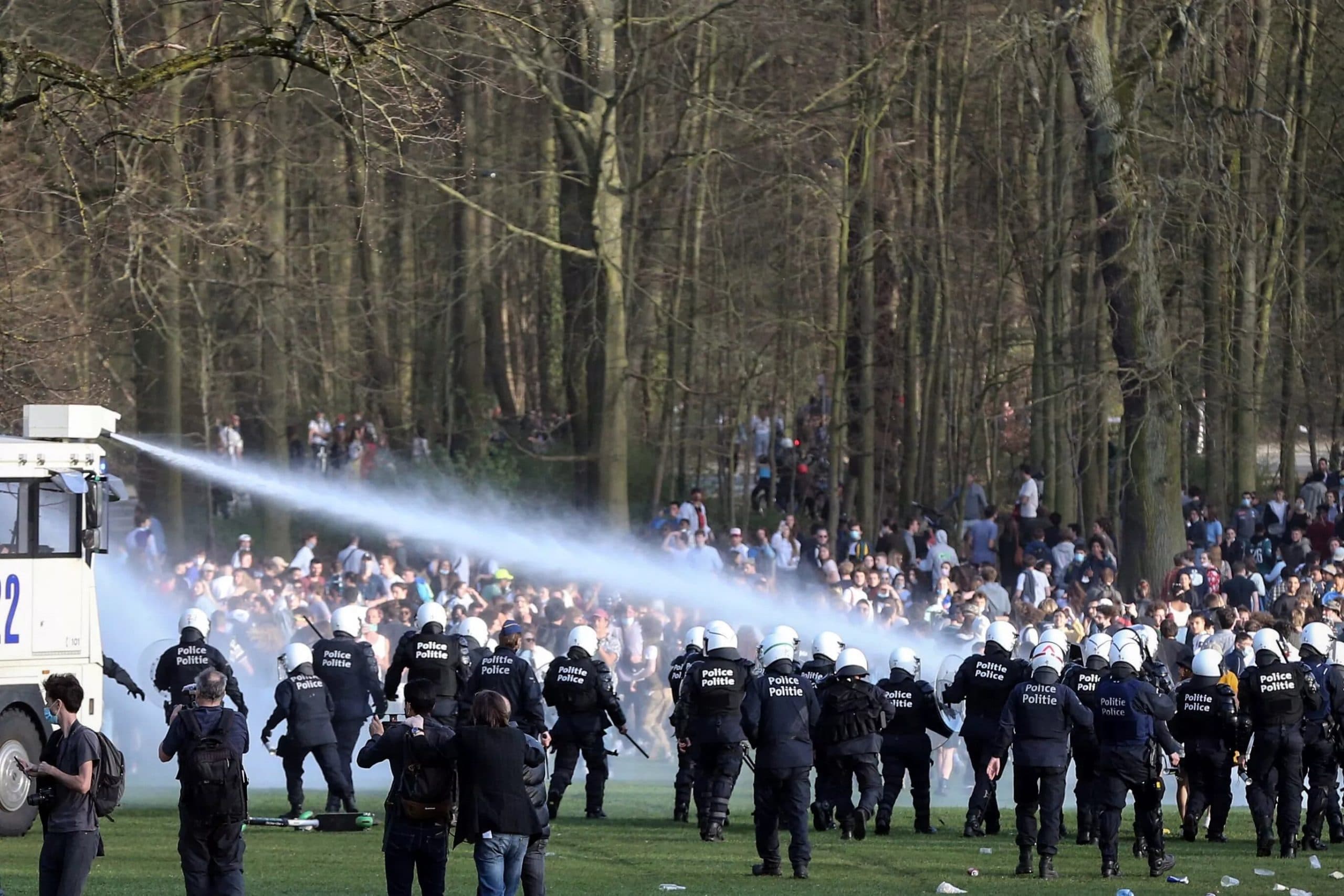 Bélgica: Policías dispersan a miles de asistentes a una fiesta falsa