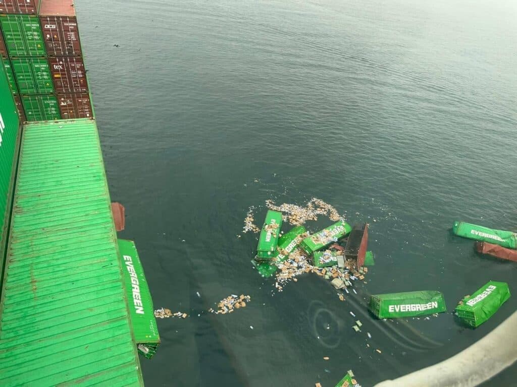Cierran Puerto del Callao tras caída de 50 contenedores de carga