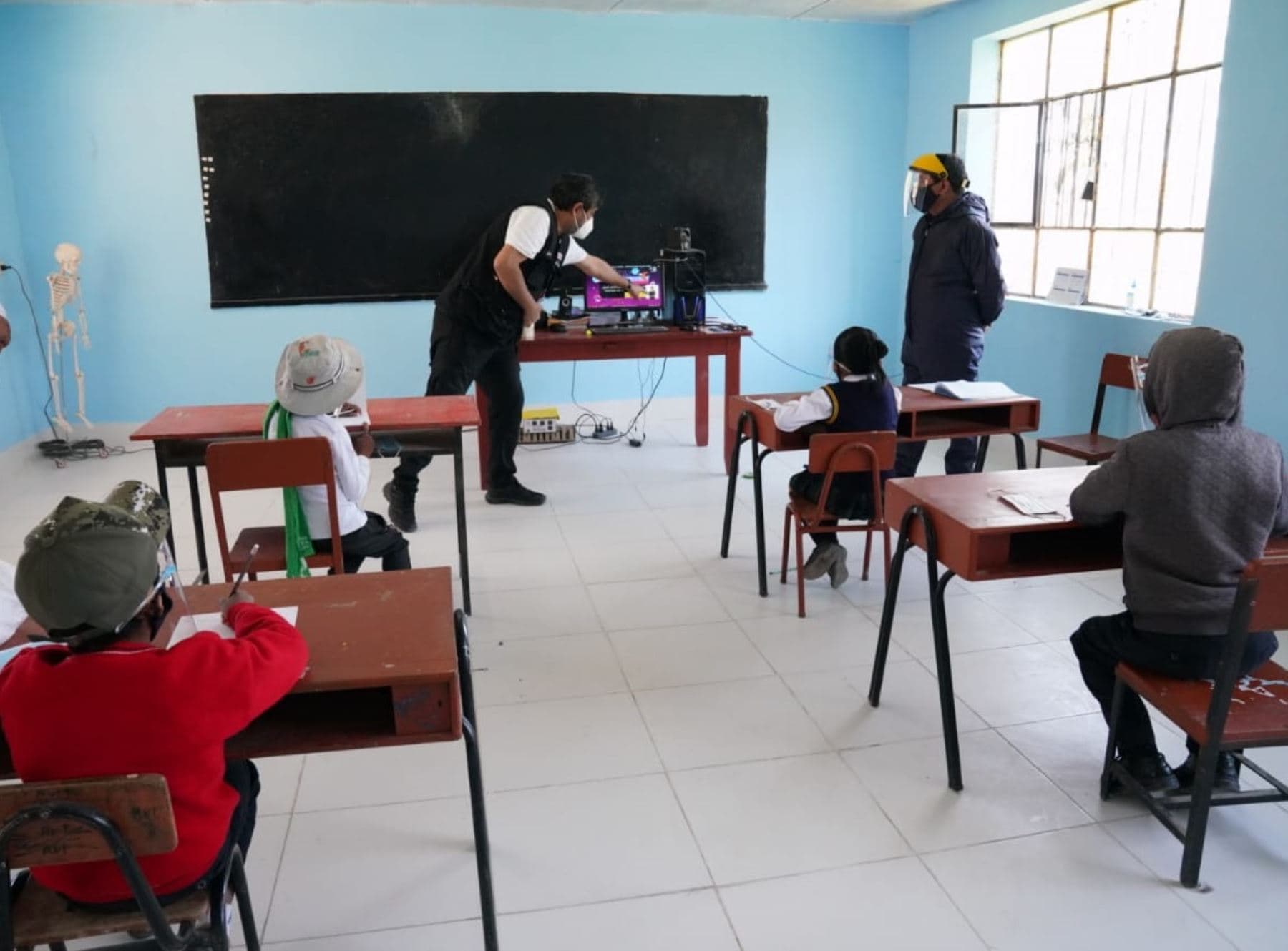 Ministro de Educación supervisó clases semipresenciales en Arequipa