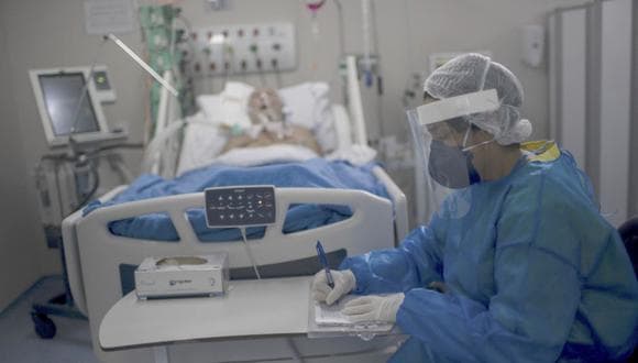 COVID-19: Dos mil pacientes en espera de cama UCI